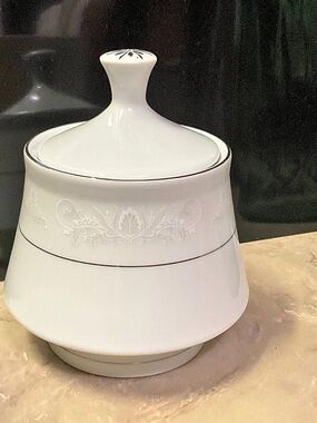 Crown Ming Fine China Lidded Sugar Bowl White